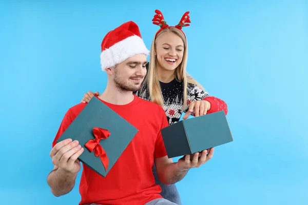 Konzept Des Weihnachtsgeschenks Junge Männer Und Frauen Schauen Die Box — Stockfoto