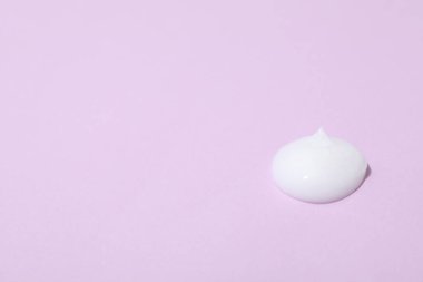 Menekşe arkaplanda krema, metin için boşluk