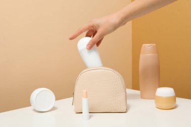 Banyo aksesuarları, farklı kişisel bakım ürünleri için klozet çantası.