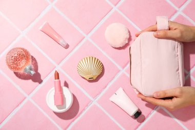 Banyo aksesuarları, farklı kişisel bakım ürünleri için klozet çantası.