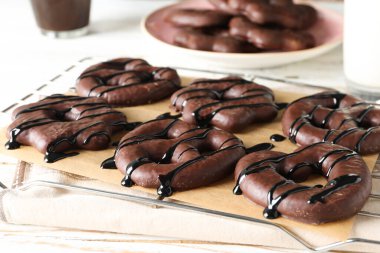 Lezzetli fırın kavramı, çikolatalı zencefilli kurabiye, yakın çekim.