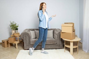 Genç bir kadınla taşınma kavramı