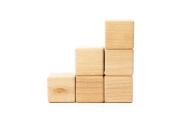 Farklı kavramlar için boş tahta küpler, beyaz arkaplanda izole edilmiş.