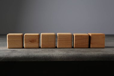 Tahta küpler, farklı kavramlar için boş tahta küpler.