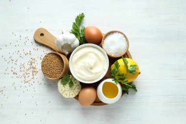 Yumurta sosu kavramı, mayonez, üst manzara.