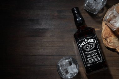 Odessa, Ukrayna, 03.11.2022: Alkol içeceği kavramı - Jack Daniels, mesaj için alan