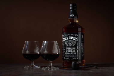 Odessa, Ukrayna, 03.11.2022: Alkol içeceği kavramı - Jack Daniels, beyaz arka planda izole edilmiş