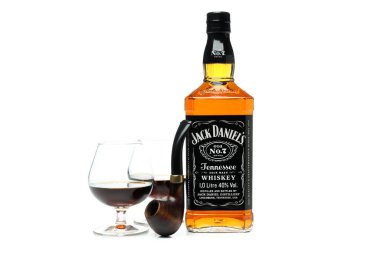 Odessa, Ukrayna, 03.11.2022: Alkol içeceği kavramı - Jack Daniels, beyaz arka planda izole edilmiş