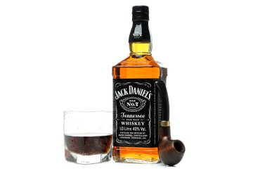 Odessa, Ukrayna, 03.11.2022: Alkol içeceği kavramı - Jack Daniels, beyaz arka planda izole edilmiş