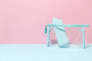 Banyo aksesuarları, tuvalet çantası, mesaj için yer.