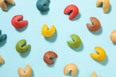 Tahminde bulunan Çin fal kurabiyeleri, üst görünüm.