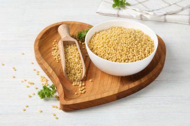 Pişirme kavramı, pişmemiş, beyaz ahşap masa üzerinde