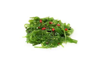 Japon mutfağı kavramı, Chuka salatası, beyaz arka planda izole edilmiş.