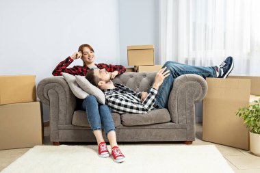 Genç ve mutlu bir çiftle taşınma fikri