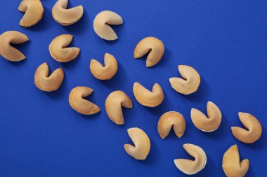 Tahminde bulunan Çin fal kurabiyeleri, üst görünüm.