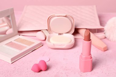 Farklı kadın aksesuarları, farklı kozmetik ürünleri kavramı