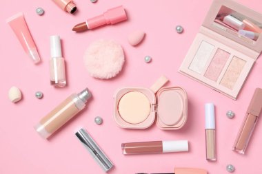 Kadın aksesuar kavramı, farklı kozmetik ürünleri, üst görünüm.