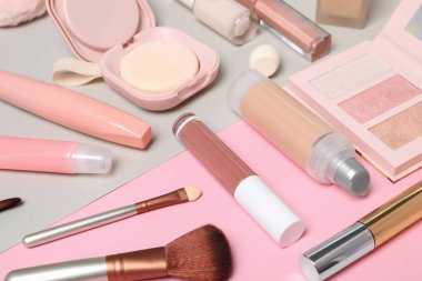 Farklı kadın aksesuarları, farklı kozmetik ürünleri kavramı