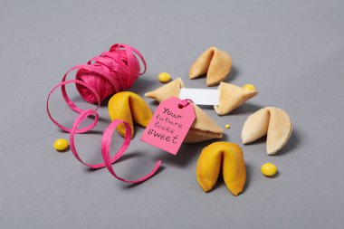 Yaratıcı yemek kavramı, kehanet içeren Çin fal kurabiyeleri.