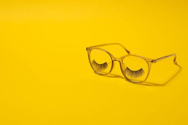 Kozmetik aletleri kavramı, takma kirpikler, beyaz arka planda izole edilmiş.