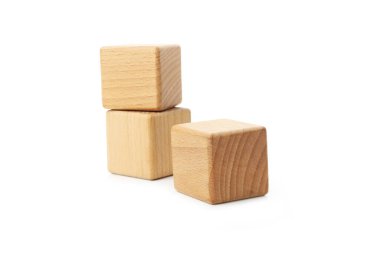 Farklı kavramlar için boş tahta küpler, beyaz arkaplanda izole edilmiş.