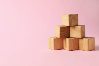 Farklı kavramlar için boş tahta küpler, metin için boşluk