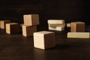 Tahta küpler, farklı kavramlar için boş tahta küpler.