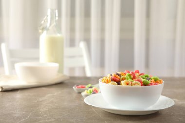 Kahvaltı yemeği kavramı, renkli mısır gevreği, yakın çekim.