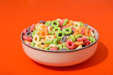 Kahvaltı yemeği kavramı, renkli mısır gevreği, yakın çekim.