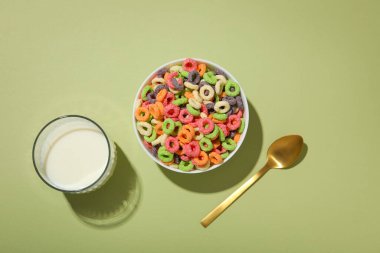 Kahvaltı yemeği kavramı, renkli mısır gevreği, üst manzara.