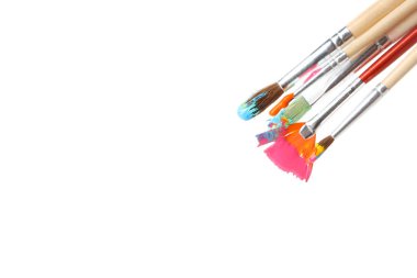 Beyaz arkaplanda izole boyanmış boya fırçaları