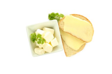 Kahvaltı kavramı, tereyağlı yemek, beyaz arka planda izole edilmiş.