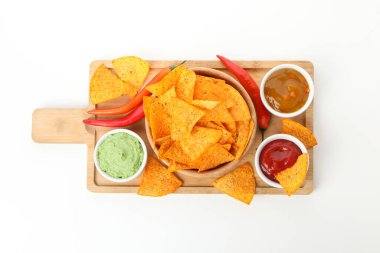 Lezzetli atıştırmalıklar, mısır cipsi, beyaz arka planda izole edilmiş.