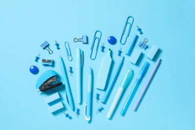 Farklı kırtasiye aksesuarları kavramı, üst görünüm