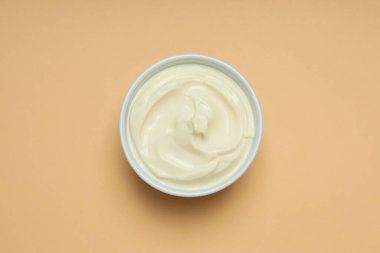 Yumurta sosu kavramı, bej arka planda mayonez.