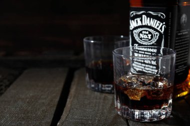 Odessa, Ukrayna, 03.11.2022: Alkol içeceği kavramı - Jack Daniels, mesaj için alan