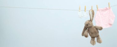 Çocuk giysileri ve oyuncak sicimde sallanıyor