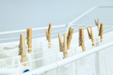 Hafif arka planda çoraplı ve elbiseli kurutma askısı