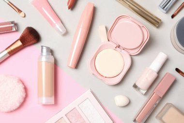 Kadın aksesuar kavramı, farklı kozmetik ürünleri, üst görünüm.