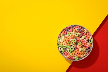 Kahvaltı yemeği kavramı, renkli mısır gevreği, metin için yer.