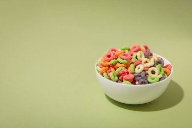 Kahvaltı yemeği kavramı, renkli mısır gevreği, metin için yer.