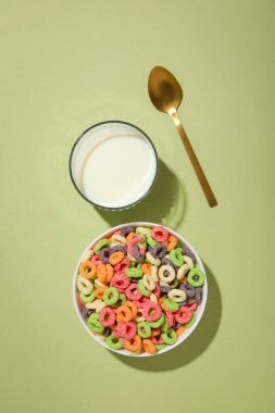 Kahvaltı yemeği kavramı, renkli mısır gevreği, üst manzara.