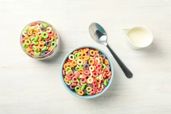 Kahvaltı yemeği kavramı, renkli mısır gevreği, üst manzara.