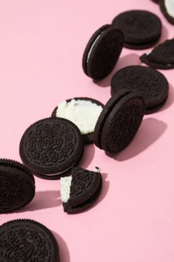 16.02.2022 - Odessa, Ukrayna: Oreo ile lezzetli kurabiye kavramı