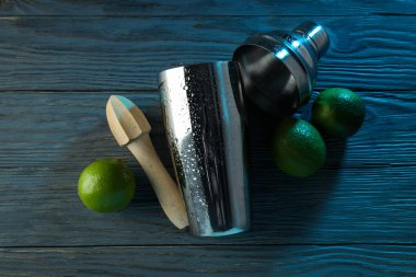 Kokteyl hazırlama kavramı, karıştırıcı, üst görünüm