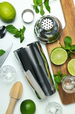 Kokteyl hazırlama kavramı, karıştırıcı, üst görünüm