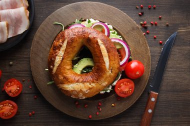 Lezzetli yemek kavramı. Lezzetli simit sandviçi.