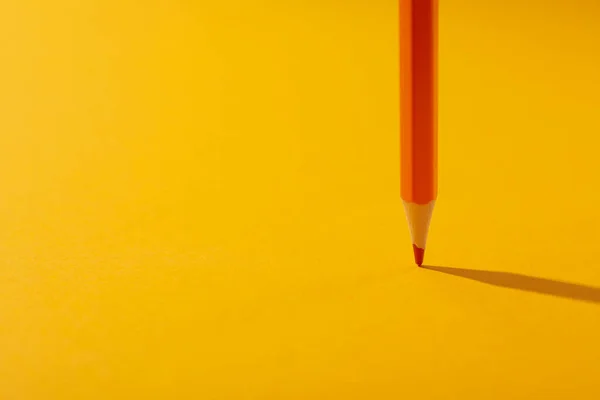 Orangefarbener Bleistift Auf Gelbem Hintergrund Platz Für Text — Stockfoto