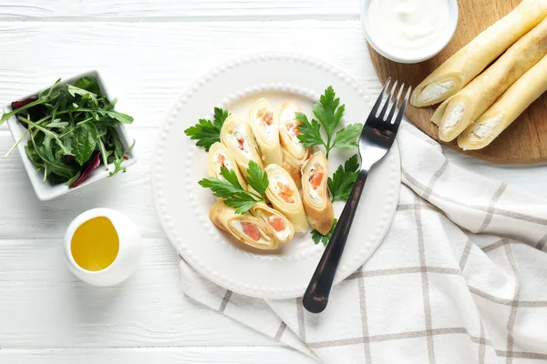Konzept Von Schmackhaftem Essen Dünne Pfannkuchen Mit Füllung Draufsicht — Stockfoto