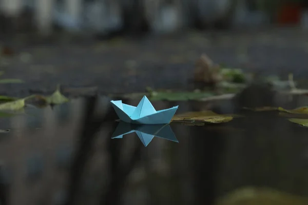 Pappersbåt Pöl Utomhus Regnigt Väder — Stockfoto